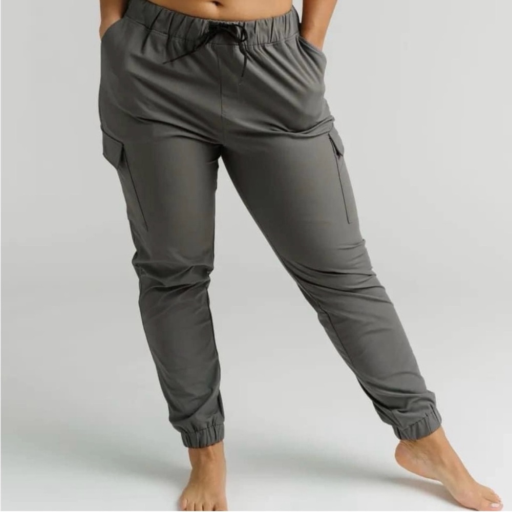 Zyia Gray Delaney Cargo joggers size medium NWT